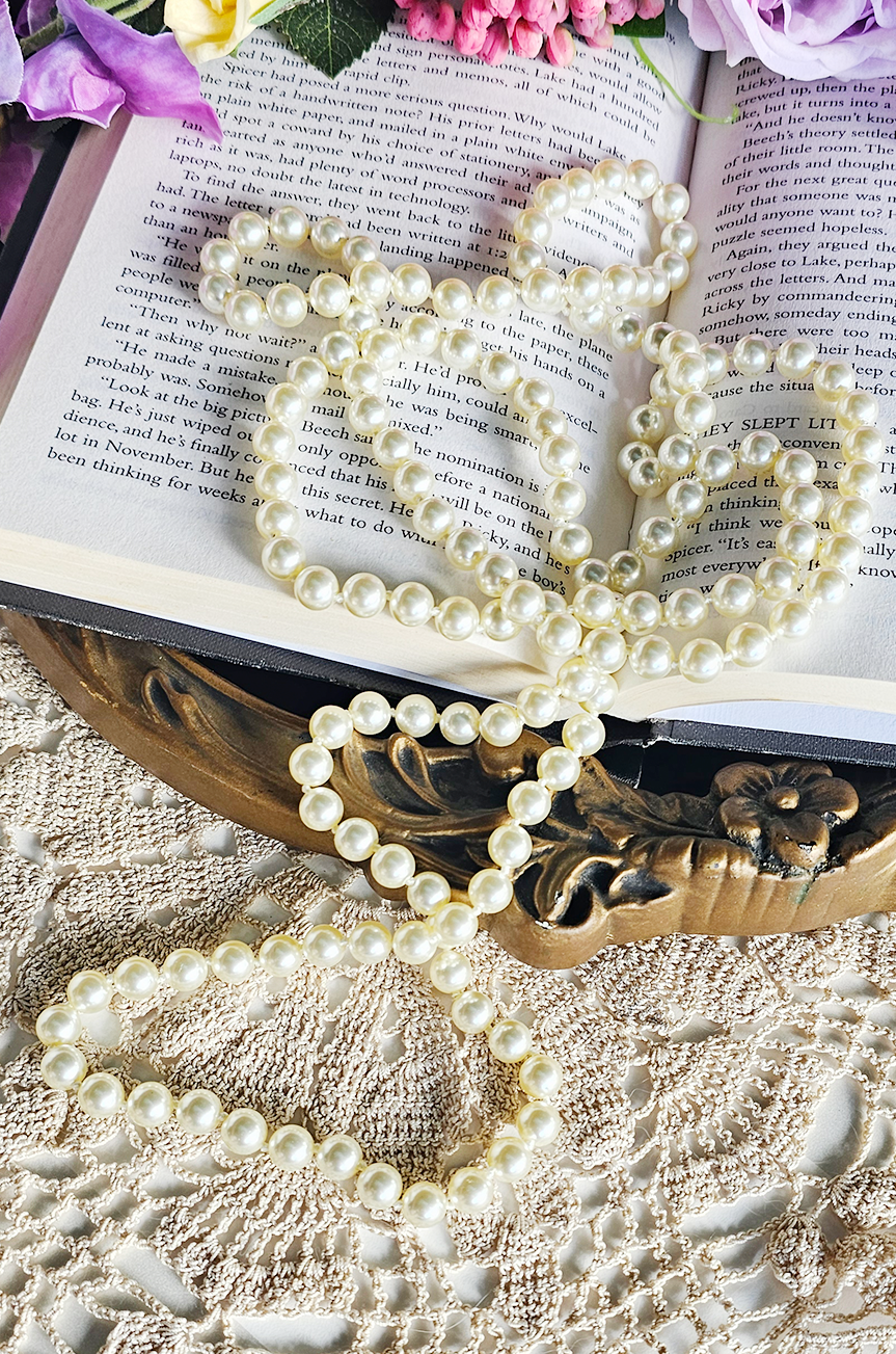 La Traviata Long Pearl Necklace (Off White)