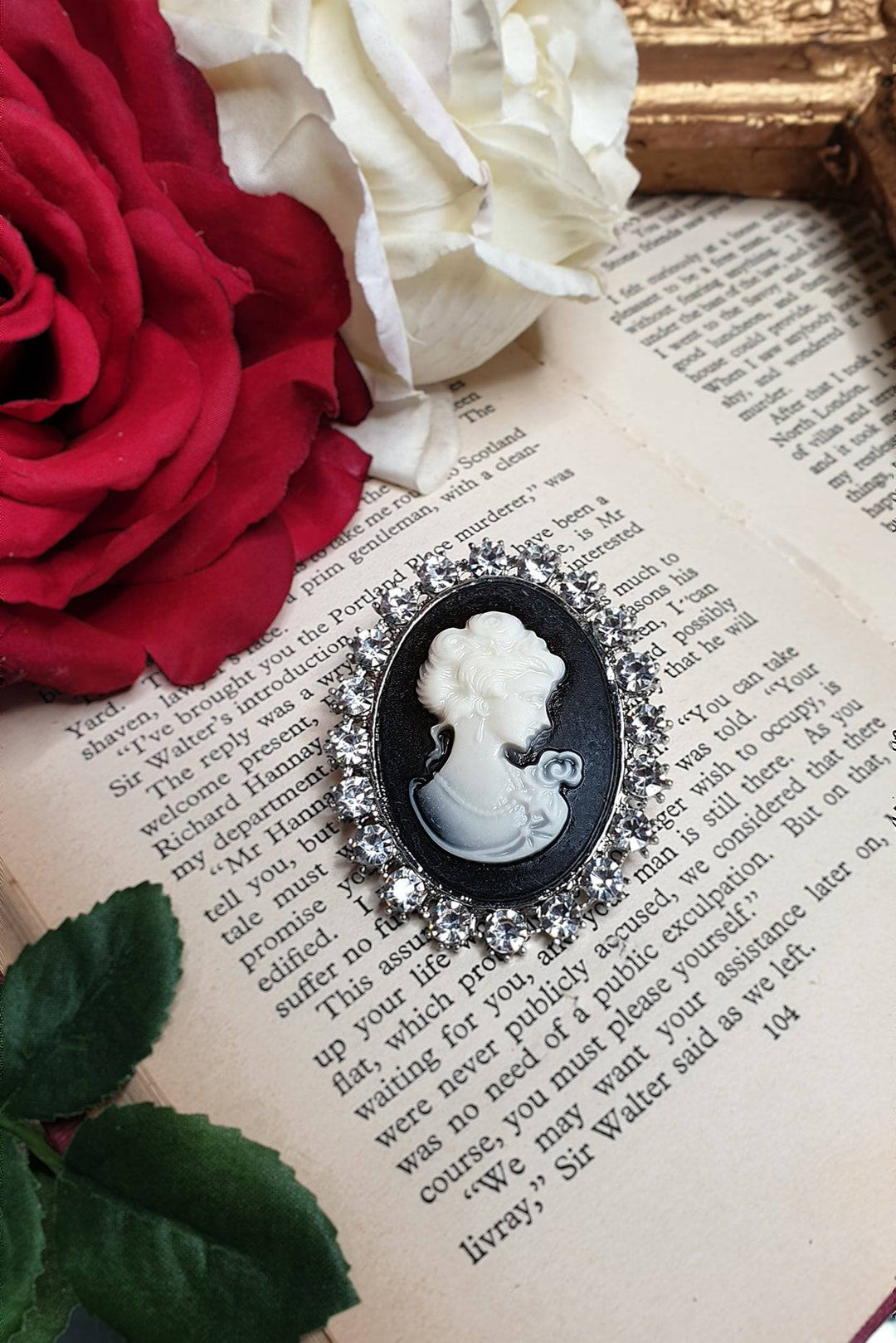 D'Amour Cameo Brooch Large - Kitten D'Amour