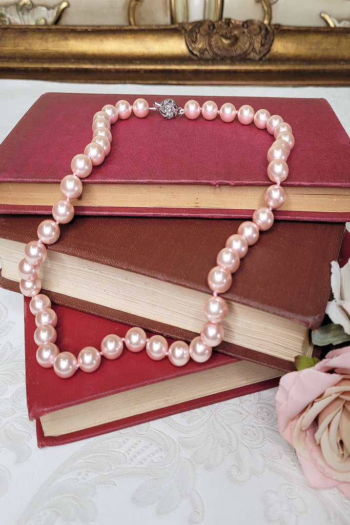 Carmen Short Pearl Necklace (Pale Pink)